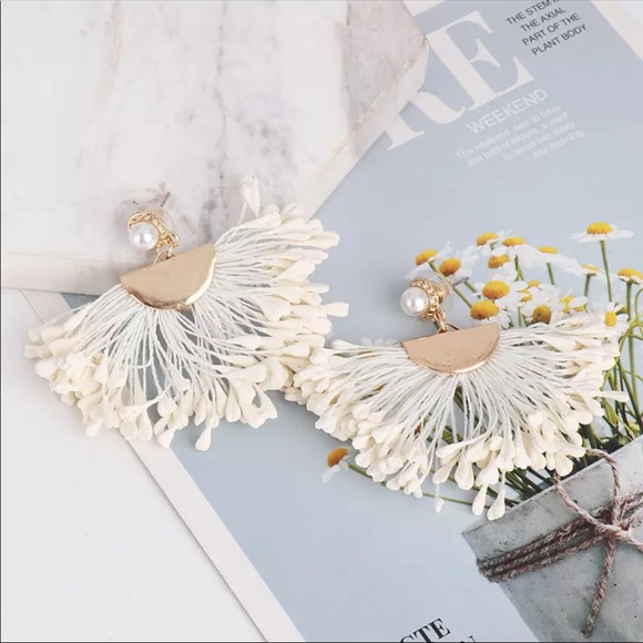 🎈🧨💗Host Pick ☄️🧨 Unique design white Hanging drop earrings - Picture 2 of 7